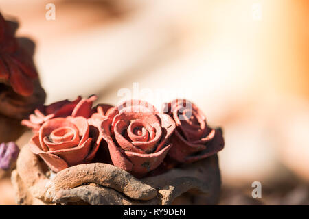 Rosa di argilla, stampato da argilla e attraverso il calore. Foto Stock