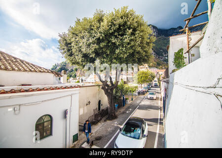 Positano, Italia - Novembre 2018: vecchia accogliente street nella città di Positano Foto Stock