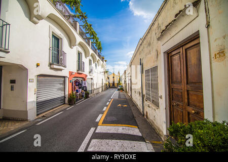 Positano, Italia - Novembre 2018: vecchia accogliente street nella città di Positano Foto Stock