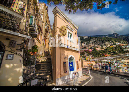 Positano, Italia - Novembre 2018: vecchia accogliente street nella città di Positano Foto Stock