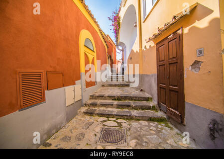 Positano, Italia - Novembre 2018: vecchia accogliente street nella città di Positano Foto Stock