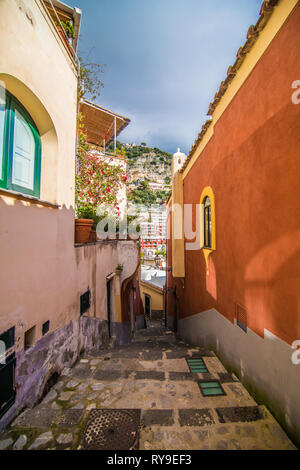 Positano, Italia - Novembre 2018: vecchia accogliente street nella città di Positano Foto Stock