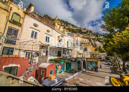 Positano, Italia - Novembre 2018: vecchia accogliente street nella città di Positano Foto Stock