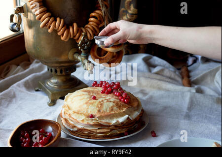 Vecchio russo samovar con un branco di pecore.La tradizione di bere il tè Foto Stock