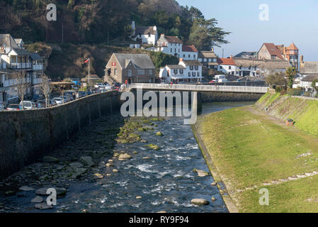 Lynmouth, North Devon, Inghilterra, Regno Unito. Marzo 2019. Lynmouth e il West Lyn fiume che scorre verso il canale di Bristol Foto Stock