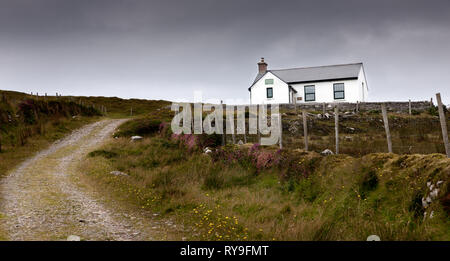 Dursey Island, Cork, Irlanda. 11 Agosto, 2015. Una vecchia casa di scuola che ora è stato trasformato in una casa vacanze sull isola di Dursey nel Beara Pe Foto Stock