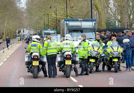 Londra, Inghilterra, Regno Unito. Femmina motociclisti di polizia al di fuori della caserma di Wellington in Birdcage a piedi. Foto Stock