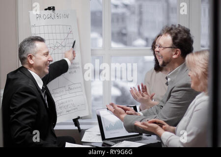 Imprenditore per adulti che mostra business partner per i risultati di un progetto di successo Foto Stock