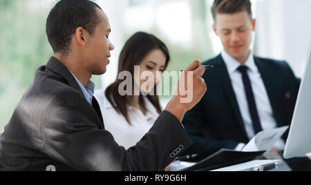 I dipendenti per discutere di nuove idee in un ufficio moderno.t Foto Stock