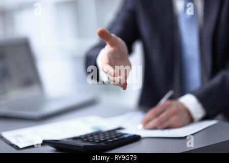 Close up. imprenditore estendendo la sua mano per business partner Foto Stock