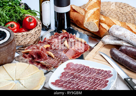 Tipico spagnolo vassoio gourmet di tapas con assortimento di carni fredde Foto Stock