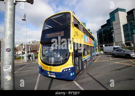 Dublinbus double deck volvo wrightbus eclipse bus gemini girando alla custom house quay Dublino Repubblica di Irlanda Europa Foto Stock