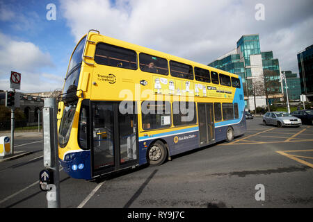 Dublinbus double deck volvo wrightbus eclipse bus gemini girando alla custom house quay Dublino Repubblica di Irlanda Europa Foto Stock