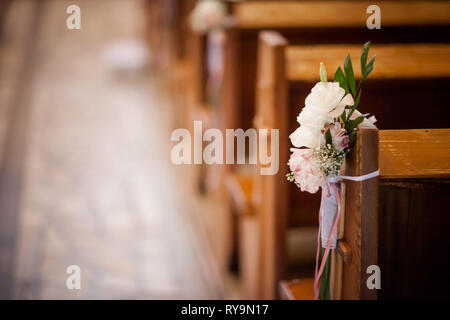 Christian detaill - decorazione della chiesa per matrimoni matrimonio cerimonia. Romantico concetto floreale. Foto Stock