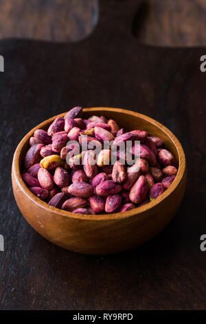 Arrosto di pelati pistacchi con no / senza guscio / Pistacchi salati. Alimenti biologici. Foto Stock