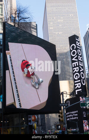 Tabelloni elettronici sui grattacieli in Times Square a New York City, Stati Uniti d'America Foto Stock