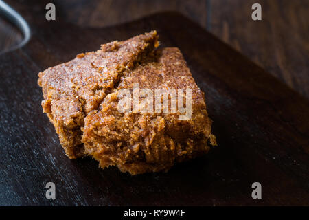 Data organico Paste frutta impasto scuro su una superficie di legno per la colazione. Foto Stock