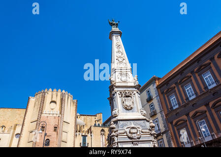 Ornato obelisco e chiesa di San Domenico Plaza a Napoli, Italia Foto Stock