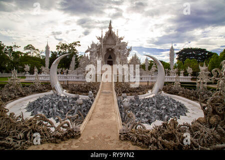 Tempio molto visitato da turisti in Chiang Rai, Wat Rong Khun, forse meglio conosciuta per gli stranieri come il tempio di bianco, è un contemporaneo, unconventiona Foto Stock