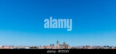 Vista panoramica distante dello skyline di Salamanca in una splendida giornata di cielo blu. Catedral de Salamanca si trova al centro, tetti arancioni della città attraverso il paesaggio urbano Foto Stock