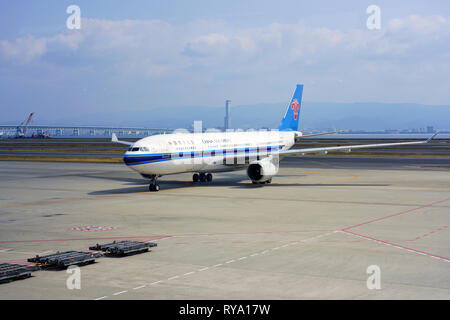 OSAKA, GIAPPONE -1 MAR 2019- vista di un Airbus A330-200 aereo da China Southern Airlines (CZ) all'Aeroporto Internazionale di Kansai (KIX) in Osaka, Ja Foto Stock