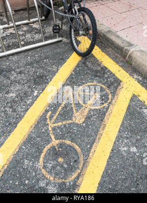 BMX bike bloccato su bike Parcheggio rack Foto Stock