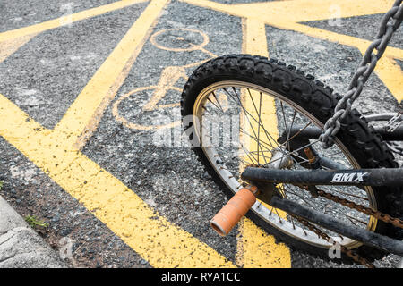 BMX bike bloccato su bike Parcheggio rack Foto Stock