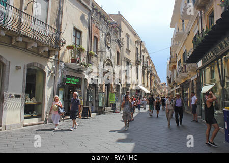 Taormina street con acquirenti e turisti nella cittadina collinare sulla costa orientale della Sicilia Foto Stock