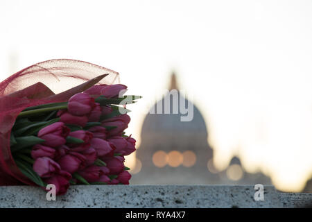 Roma, Italia. Xii Mar, 2019. Tulipani e la cupola di San Pietro Credito: Matteo Nardone/Pacific Press/Alamy Live News Foto Stock