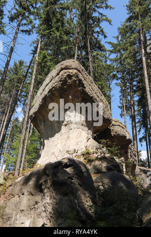 Rocce di gnomi massi anche di elfi originale in lingua polacca Krasnoludków Głazy - Preservare la natura delle formazioni rocciose bizzarre in Polonia Foto Stock