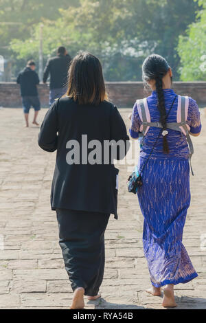 Backview femminile di turisti alla antica Pa Hto Taw Gyi Pagoda rovine a Mingun città vicino a Mandalay, Myanmar. Foto Stock