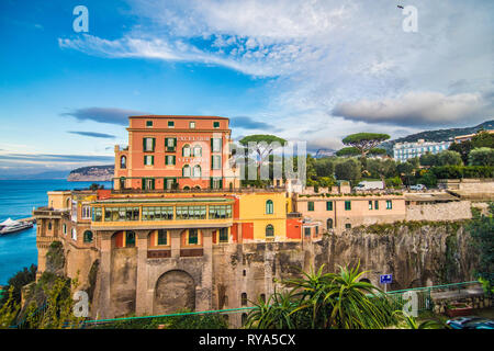 Sorrento, Italia - Novembre 2018: la vecchia strada di città di Sorrento in Italia Foto Stock