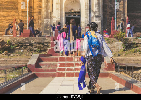 Backview del turista femminile all'antica Pa Hto Taw Gyi Pagoda rovine a Mingun città vicino a Mandalay, Myanmar. Foto Stock