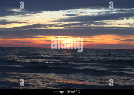 Mi aveva appena avuto uno dei più rilassanti settimane e aveva al tappo si spegne con un tramonto perfetto. Guardando il tramonto sul Lago Michigan è un incredibile vista. Foto Stock