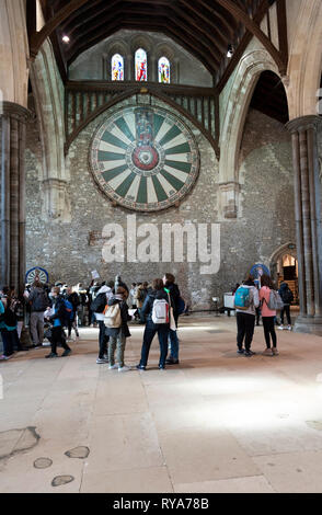 Winchester, Hampshire, Inghilterra, Regno Unito, gli studenti su un percorso educativo vitsit per la storica sala grande. Re Arthurs Tavola Rotonda è montato sulla parete. Foto Stock