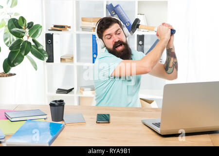 Connessione a internet lenta. Software obsoleto. Computer lag. Ragioni per computer in ritardo. Come fissare il lento sistema di ritardo. Odio di ufficio di routine. Uomo Barbuto Foto Stock