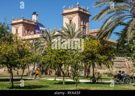 Valencia Museo de Bellas Artes di Valencia, vista dal Parco Turia giardini, Spagna Foto Stock