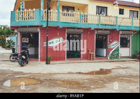 Caraibi classica casa in legno. Repubblica Dominicana. Coloratissima Casa dei Caraibi. Casa di botte nella Repubblica dominicana, Foto Stock