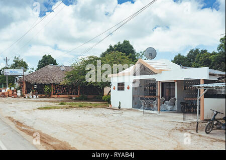 Caraibi classica casa in legno. Repubblica Dominicana. Coloratissima Casa dei Caraibi. Casa di botte nella Repubblica dominicana, Foto Stock