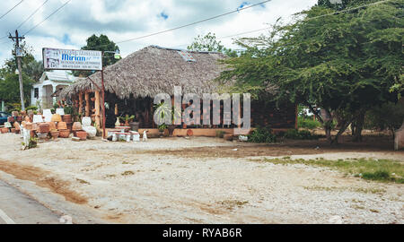 Caraibi classica casa in legno. Repubblica Dominicana. Coloratissima Casa dei Caraibi. Casa di botte nella Repubblica dominicana, Foto Stock