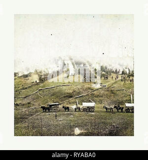 La guerra civile americana: tre Horse-Drawn carri coperti in primo piano. Soldati che marciano in formazione tra i filari di piccole cabine e tende in background. Foto, albume stampare Foto Stock
