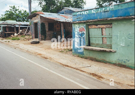 Caraibi classica casa in legno. Repubblica Dominicana. Coloratissima Casa dei Caraibi. Casa di botte nella Repubblica dominicana, Foto Stock