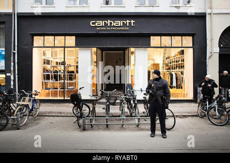 Danimarca Copenhagen - Febbraio 16, 2015. La polizia danese sono ancora pesantemente armati con la mitragliatrice nel centro di Copenaghen dopo i tragici attentati terroristici nella capitale della Danimarca. (Photo credit: Kenneth Nguyen - Gonzales foto). Foto Stock