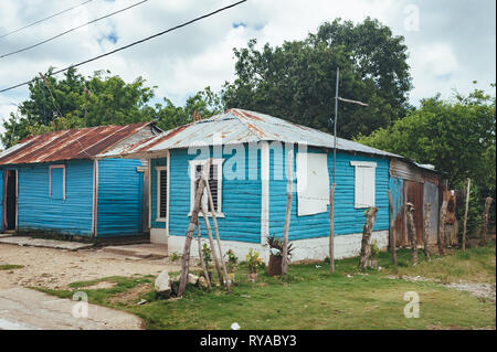 Caraibi classica casa in legno. Repubblica Dominicana. Coloratissima Casa dei Caraibi. Casa di botte nella Repubblica dominicana, Foto Stock