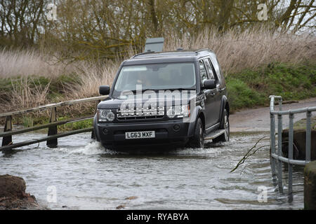 Come tempesta Gareth batte la Gran Bretagna con una pesante pioggia e forte vento il fiume Wid in Billericay Essex burst è rive causando difficoltà di condizioni di guida Foto Stock