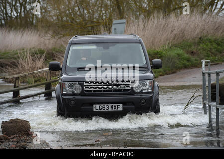 Come tempesta Gareth batte la Gran Bretagna con una pesante pioggia e forte vento il fiume Wid in Billericay Essex burst è rive causando difficoltà di condizioni di guida Foto Stock