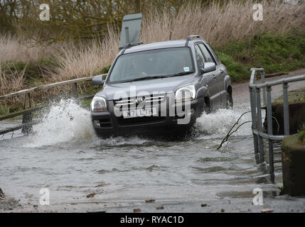 Come tempesta Gareth batte la Gran Bretagna con una pesante pioggia e forte vento il fiume Wid in Billericay Essex burst è rive causando difficoltà di condizioni di guida Foto Stock