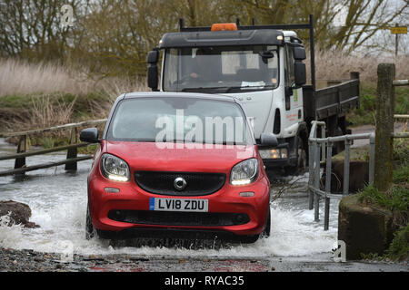 Come tempesta Gareth batte la Gran Bretagna con una pesante pioggia e forte vento il fiume Wid in Billericay Essex burst è rive causando difficoltà di condizioni di guida Foto Stock
