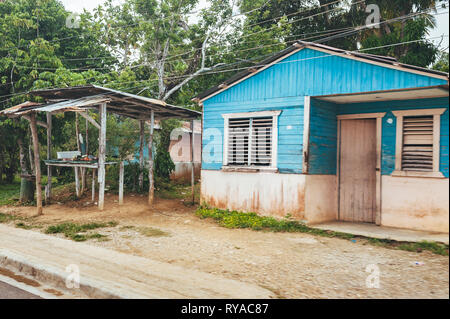 Caraibi classica casa in legno. Repubblica Dominicana. Coloratissima Casa dei Caraibi. Casa di botte nella Repubblica dominicana, Foto Stock