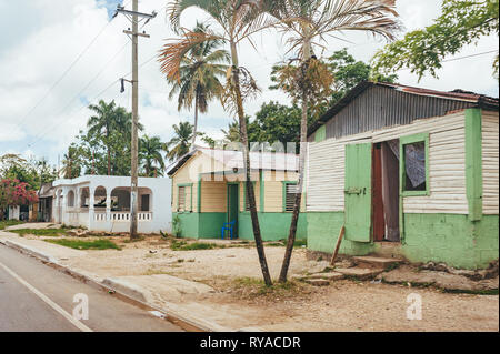 Caraibi classica casa in legno. Repubblica Dominicana. Coloratissima Casa dei Caraibi. Casa di botte nella Repubblica dominicana, Foto Stock